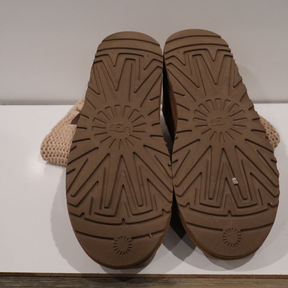 UGG W Shaina Size 8 Like New - Picture 3 of 11